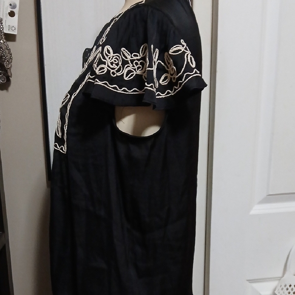 Rachel Zoe Black Top with Cream Floral Design - Picture 3 of 8